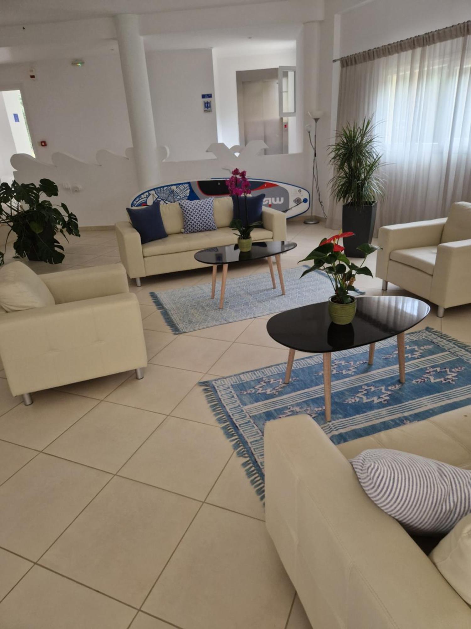 Menes Hotel Geni  Luaran gambar