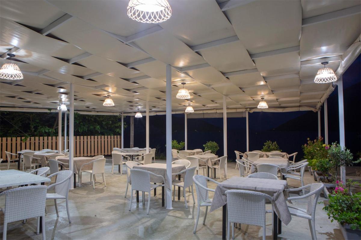 Menes Hotel Geni  Luaran gambar