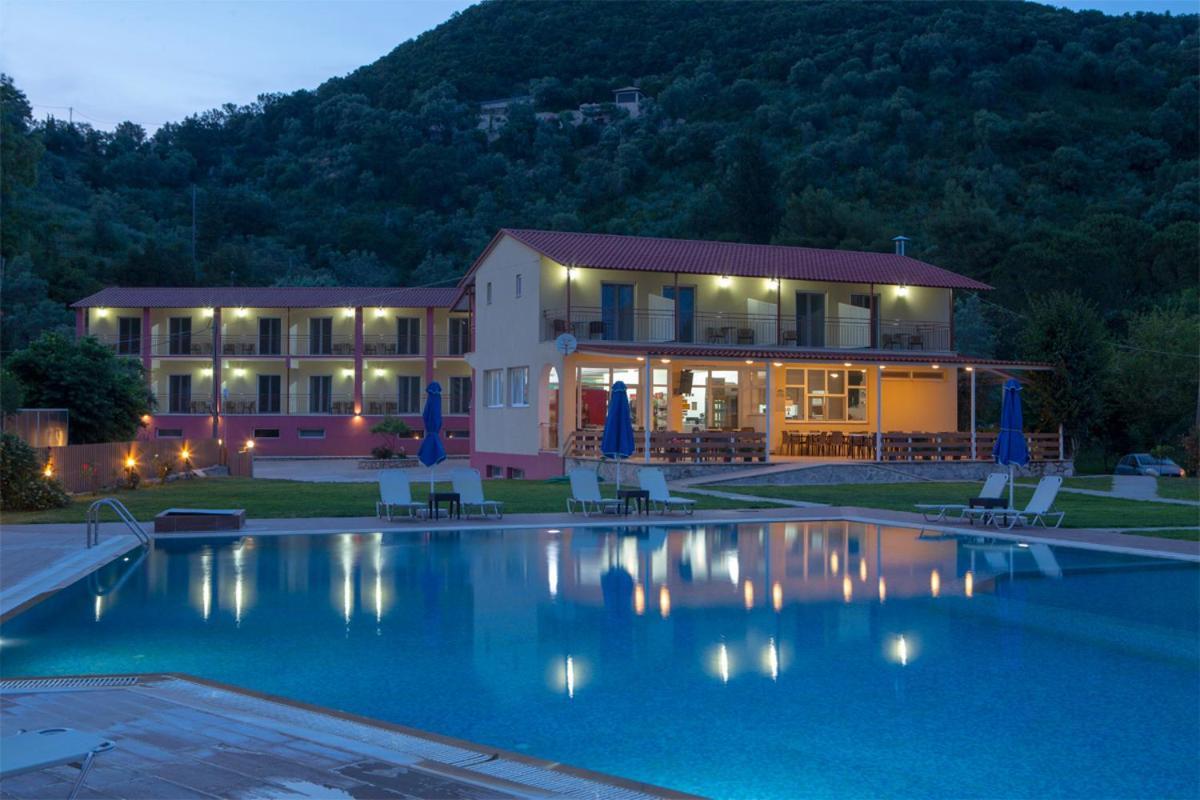 Menes Hotel Geni  Luaran gambar