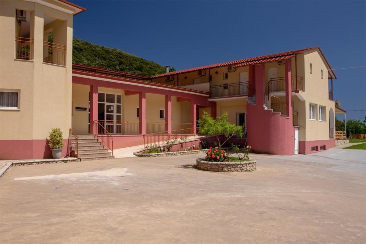 Menes Hotel Geni  Luaran gambar